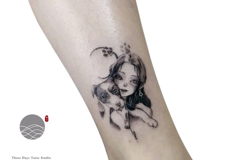 她和她的狗狗纹身图片