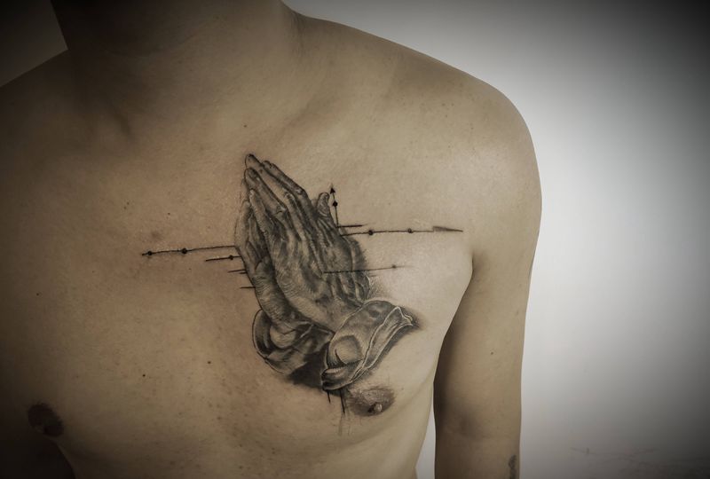 遮盖作品祈祷之手纹身图片_胸部欧美写实纹身图案