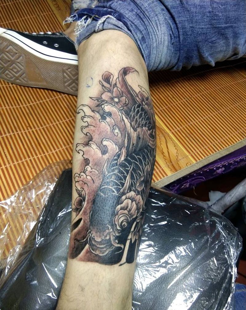 鱼纹身图片_腿部纹身图案