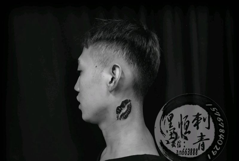 小清晰纹身图片_颈部肩部几何纹身图案