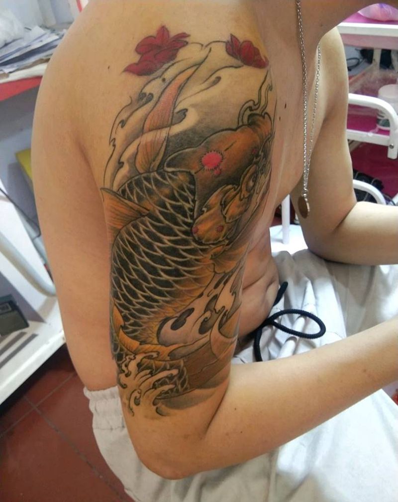 鱼纹身图片_手臂新传统纹身图案