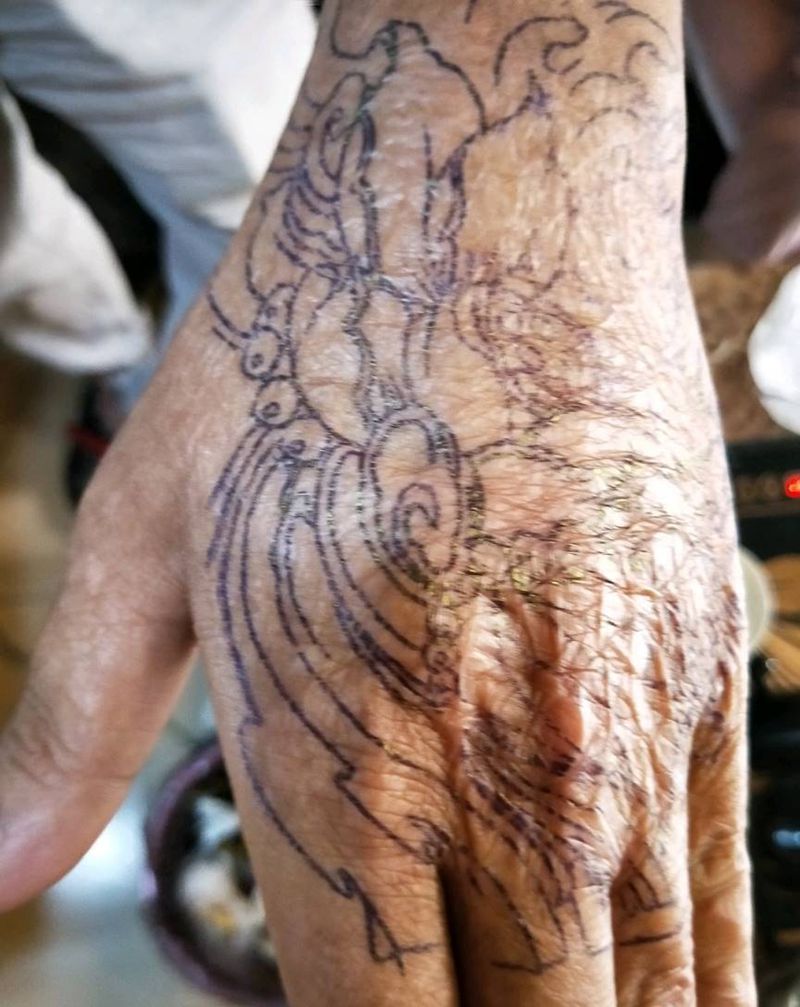 手背疤痕遮盖纹身图片