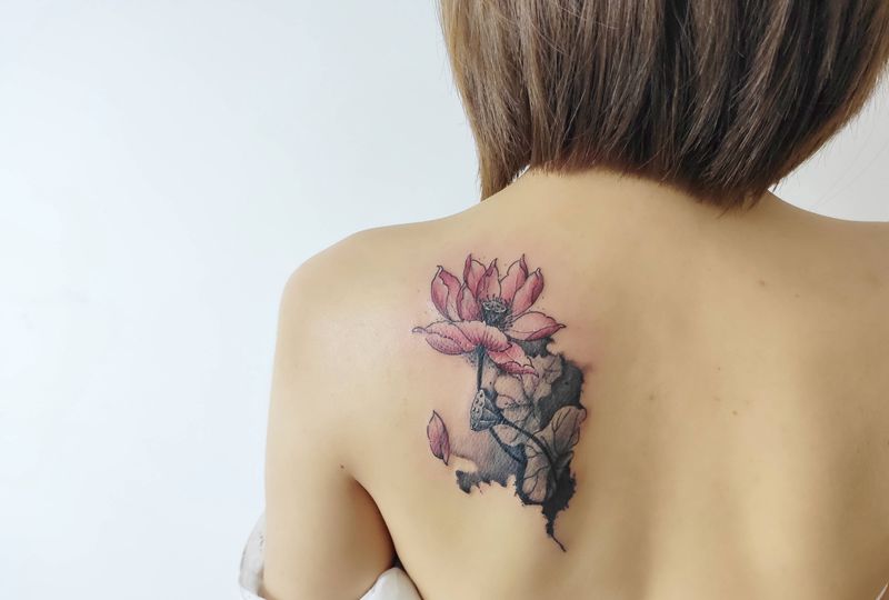 莲花纹身图片_背部新传统纹身图案