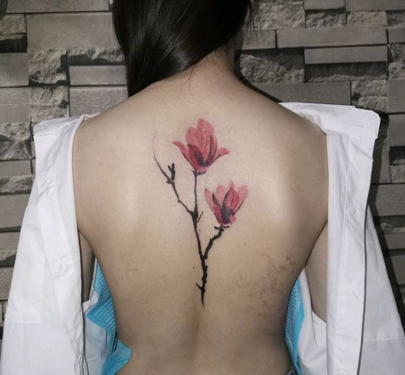 玉兰花纹身图片_背部水彩纹身图案