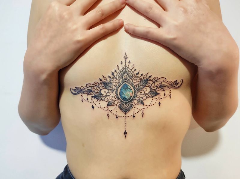 蕾丝纹身图片_胸部点刺纹身图案