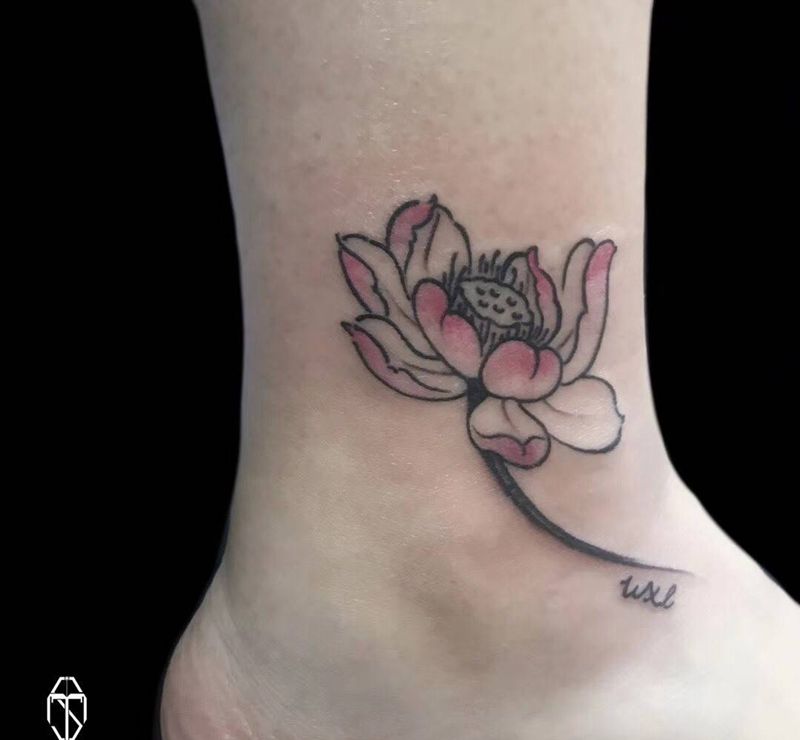 小荷花纹身图片_成品腿部传统清新国画植物原创纹身图案