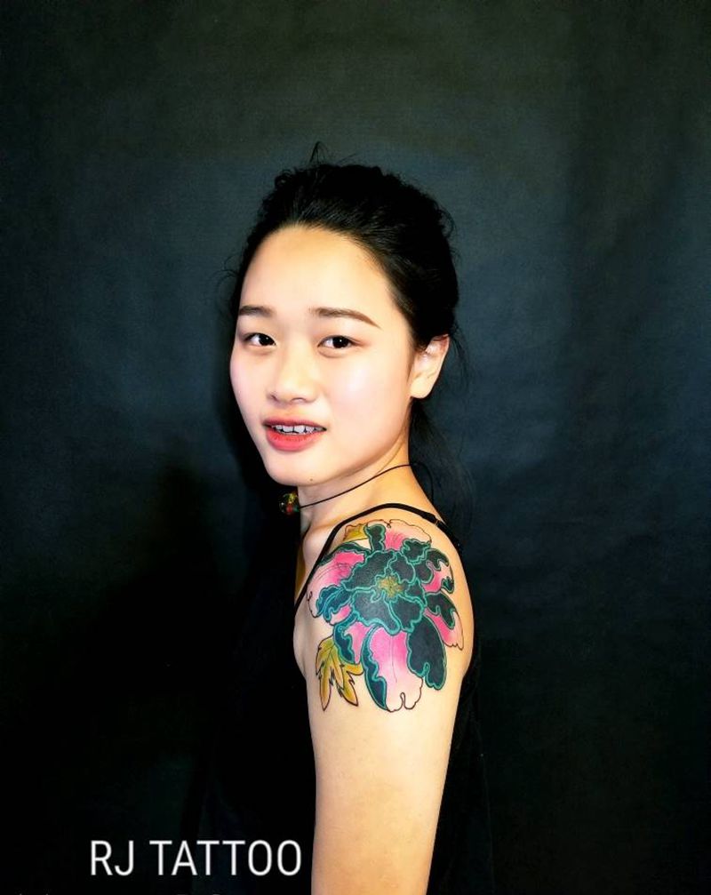 大牡丹遮盖小牡丹纹身图片