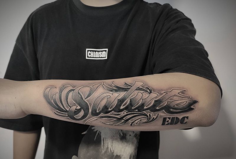 花体字，致敬陈冠希纹身图片_手臂花体字纹身图案