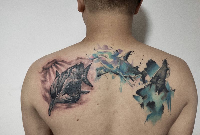 虎鲨纹身图片_背部水墨纹身图案