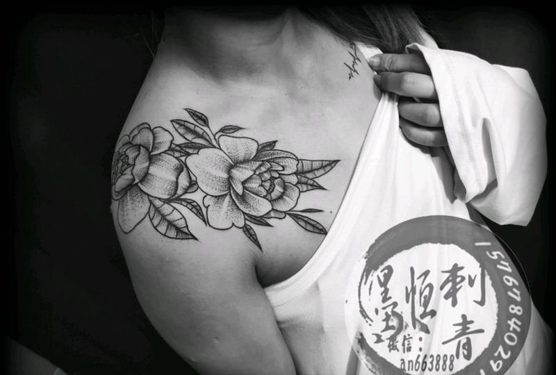 素花纹身图片_肩部几何纹身图案