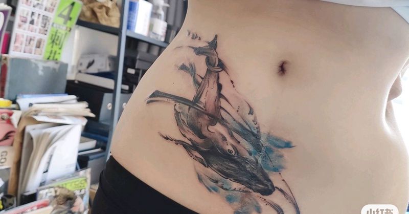 刨腹产遮盖纹身图片_腹部水彩纹身图案