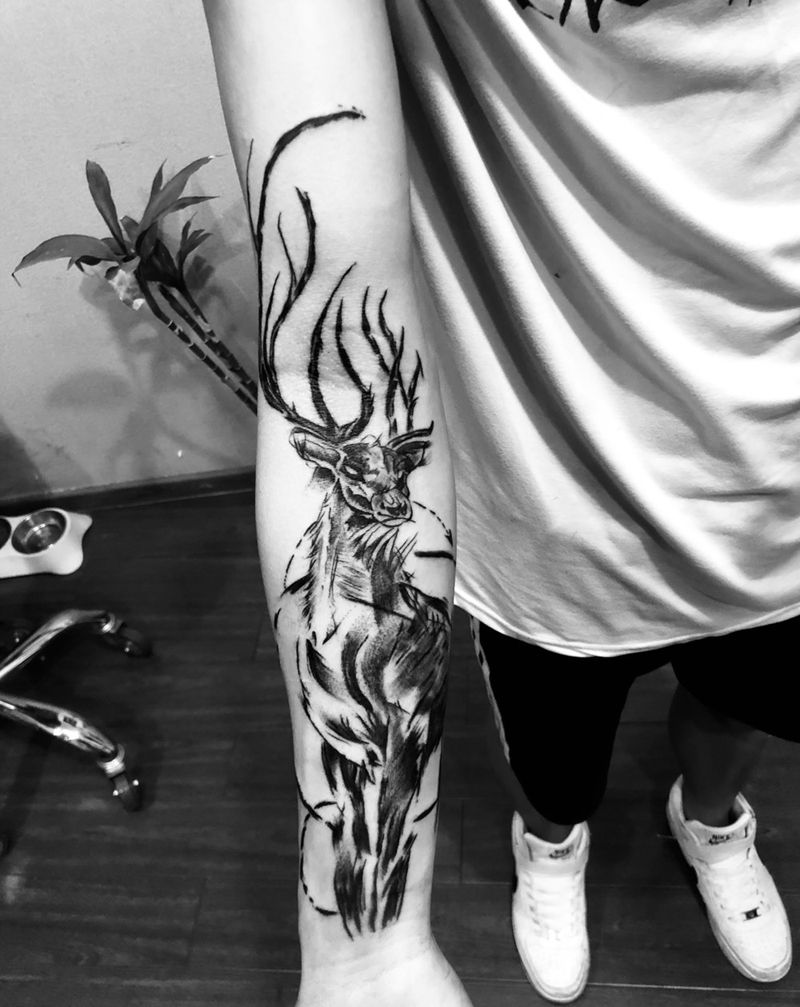 鹿纹身图片_手臂水墨欧美写实纹身图案