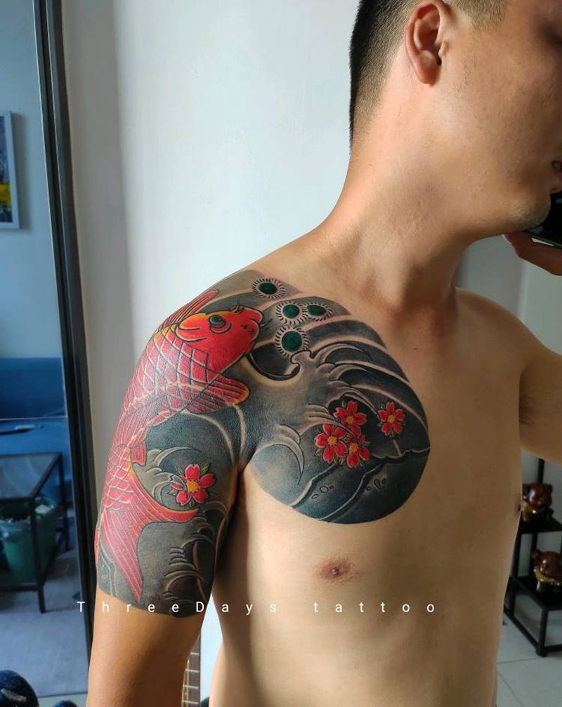 富贵鲤鱼半胛纹身图片_胸部手臂老传统纹身图案