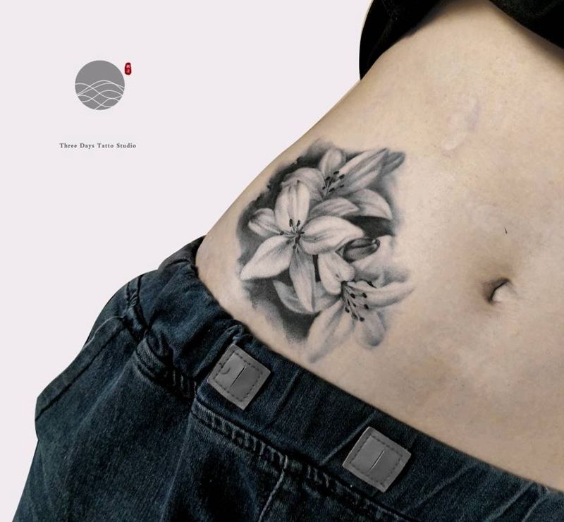 百合和线纹身图片