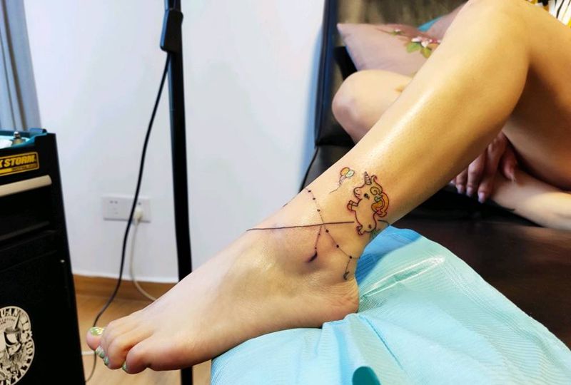 脚链纹身图片_脚部点刺纹身图案