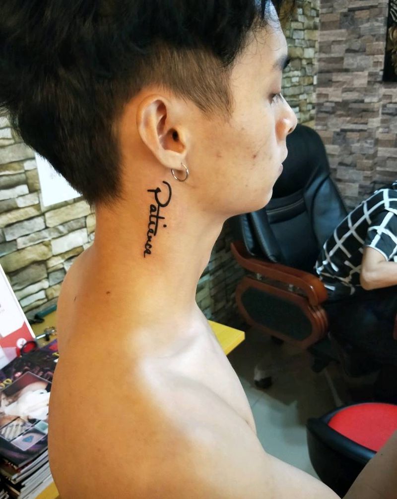 性感小字母纹身图片