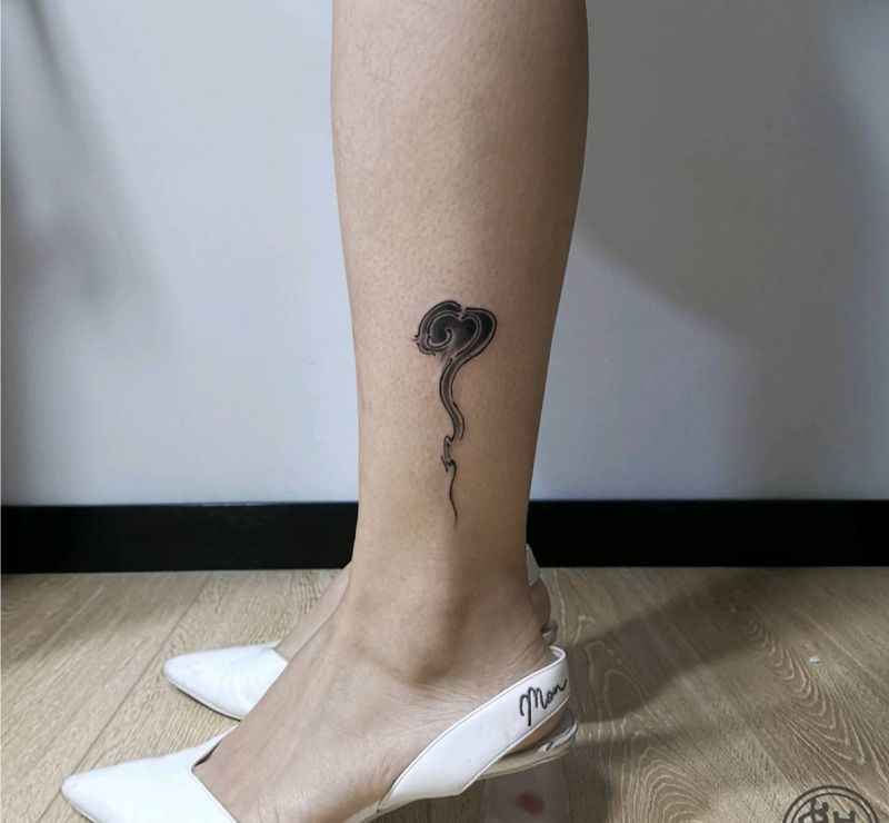 一朵云纹身图片_腿部水墨云纹身图案