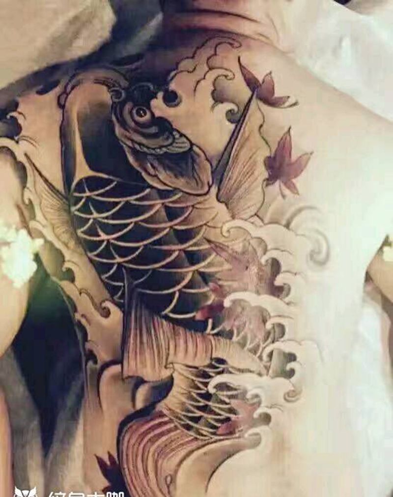 满背鲤鱼纹身图片