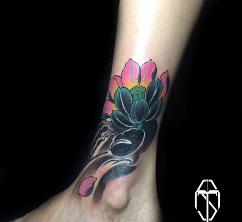 莲花纹身图片_腿部脚部新传统纹身图案