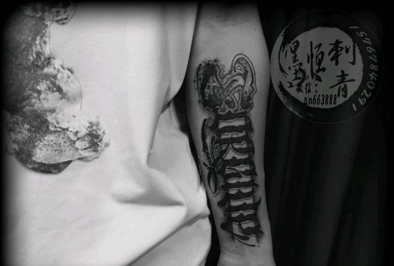 花体英文纹身图片_手部纹身图案