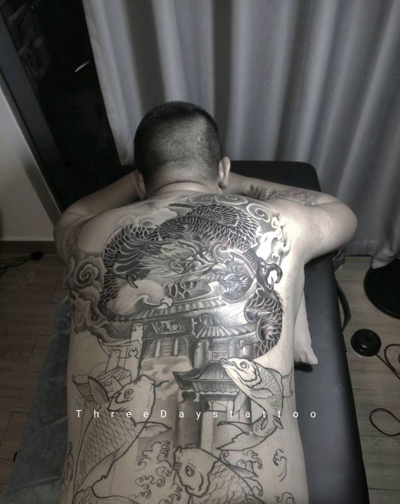 鲤鱼跃龙门纹身图片_背部新传统纹身图案