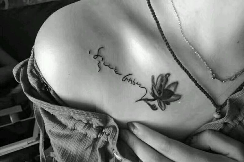 英文加连花纹身图片