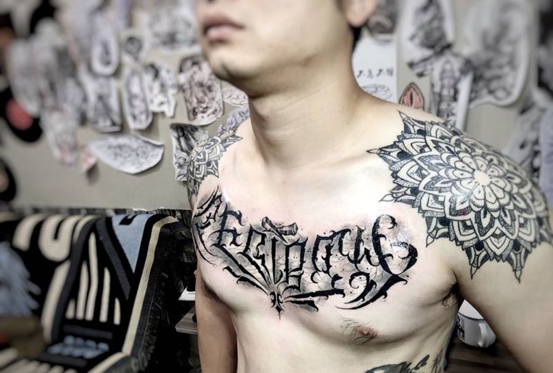 花胸纹身图片_胸部花体字纹身图案