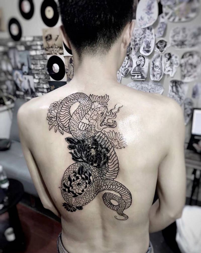 割线完成 恢复后上色纹身图片_背部新传统纹身图案