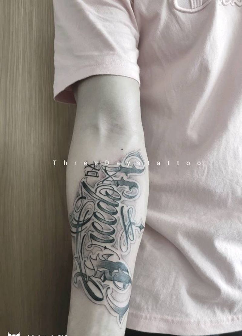 自由纹身图片_手臂花体字纹身图案