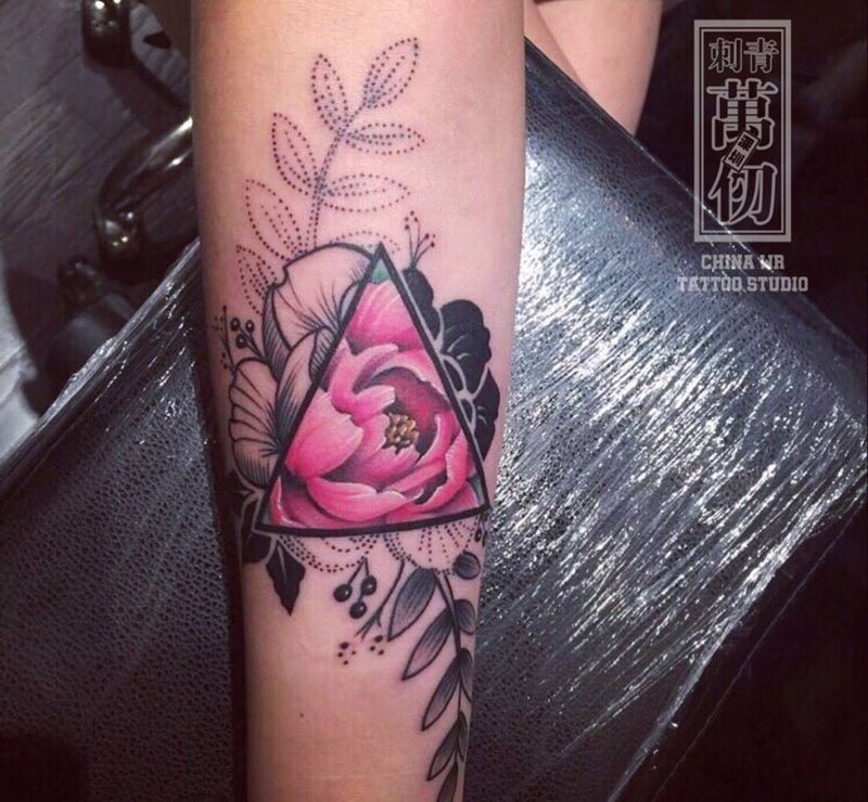 几何牡丹花。纹身图片