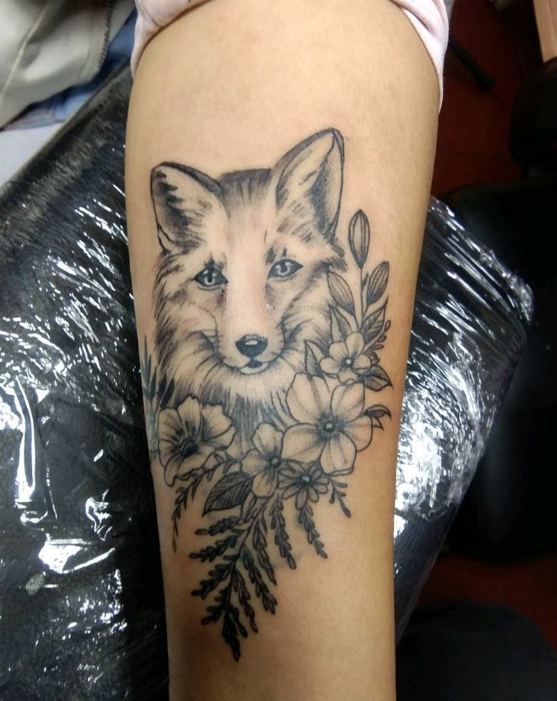 狼头纹身图片_手部纹身图案