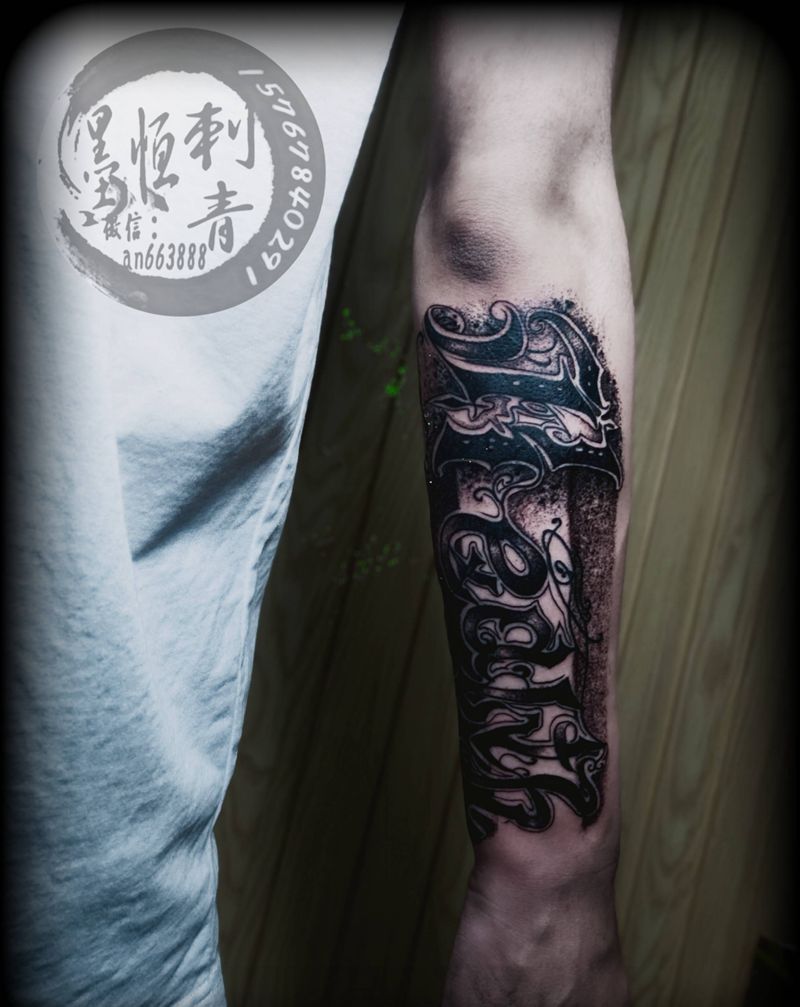 花体英文纹身图片_手部纹身图案