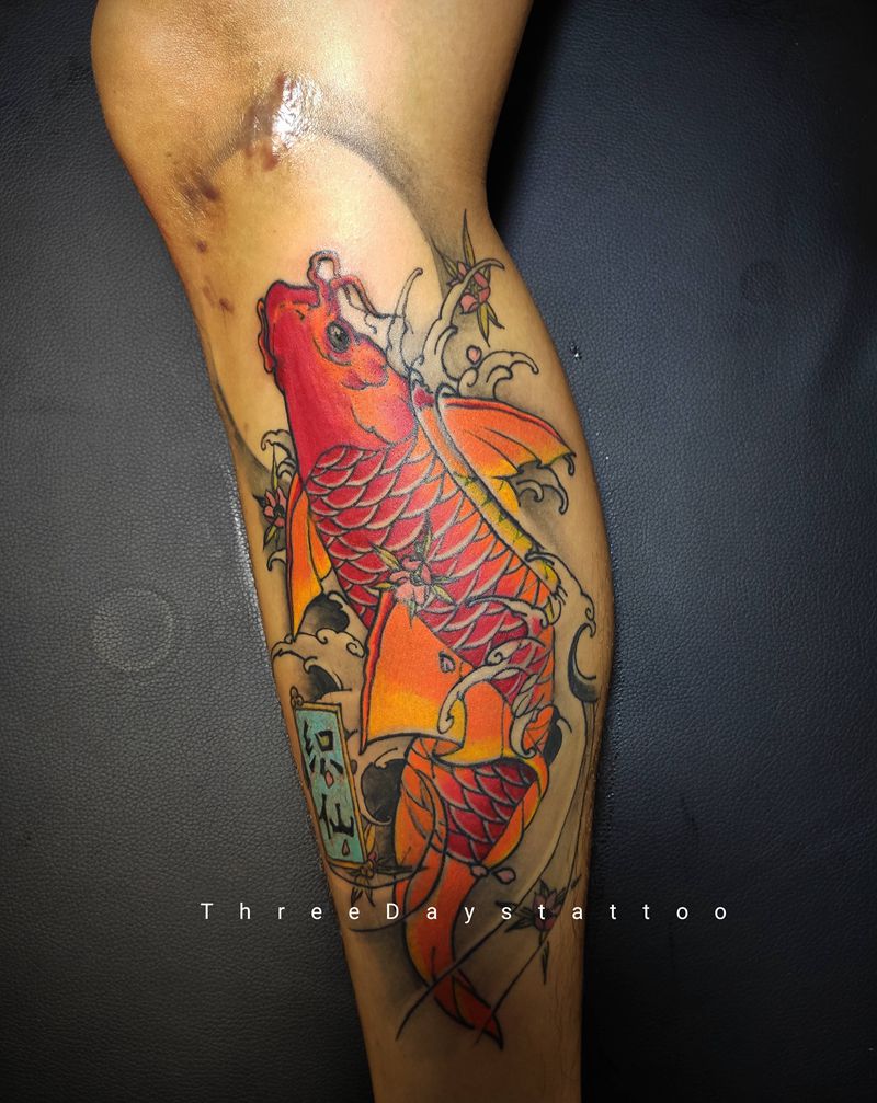 锦鲤纹身图片_腿部新传统纹身图案