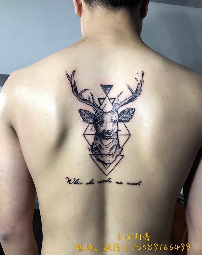 后背鹿头纹身图片