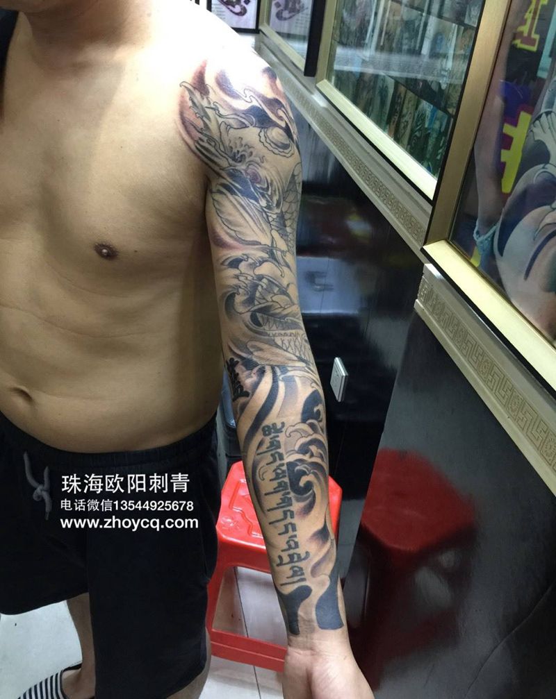 （吉祥锦鲤）客人用老婆和小孩的名字结合了一个花臂纹身图片