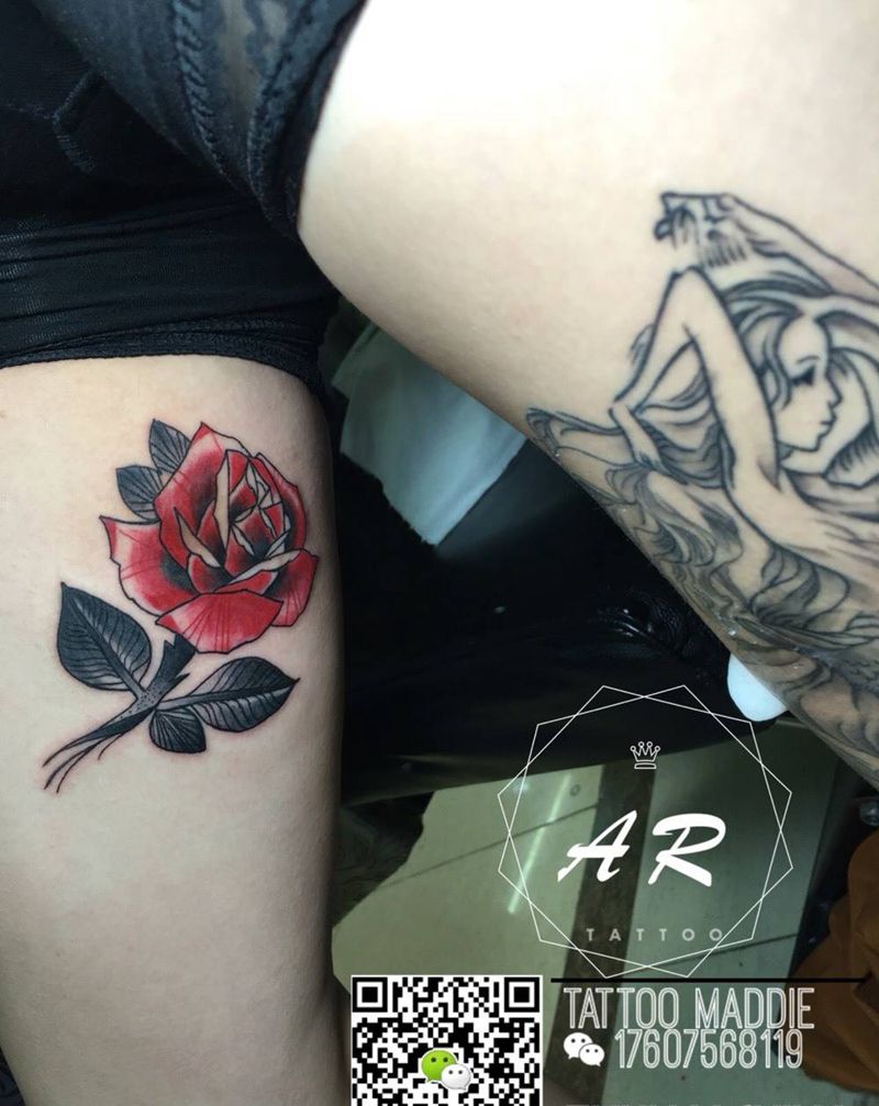 大腿玫瑰纹身图片_成品腿部欧美植物纹身图案