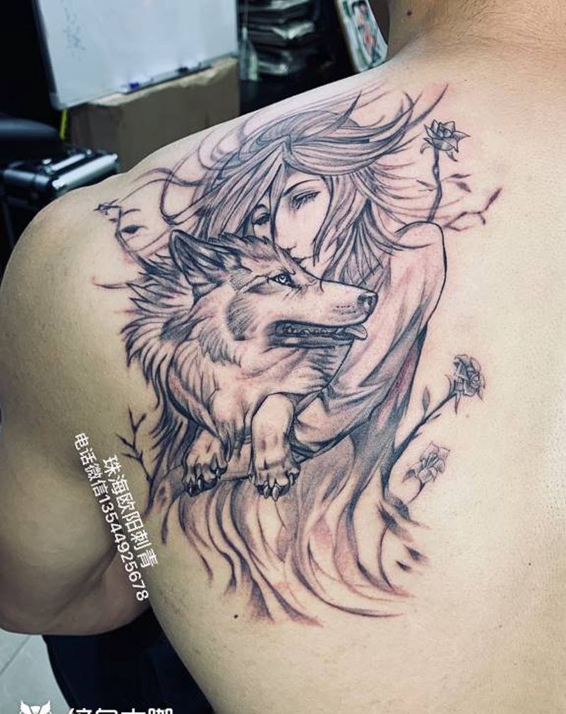 狼女纹身图片_肩部纹身图案