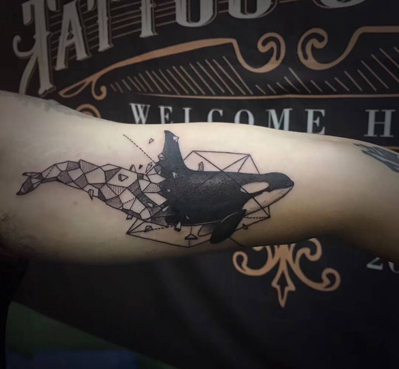 鲸纹身图片_手臂几何纹身图案