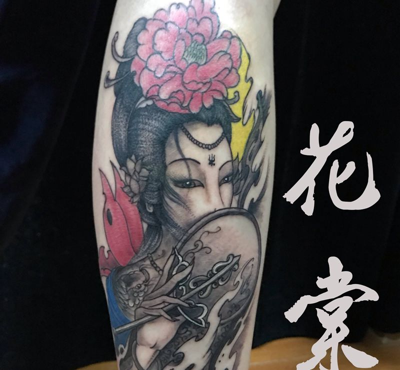 旧图修改纹身图片_腿部新传统艺妓纹身图案
