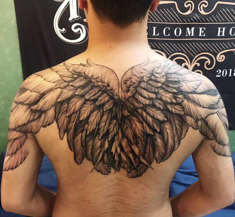大翅膀纹身图片_背部肩部欧美写实纹身图案