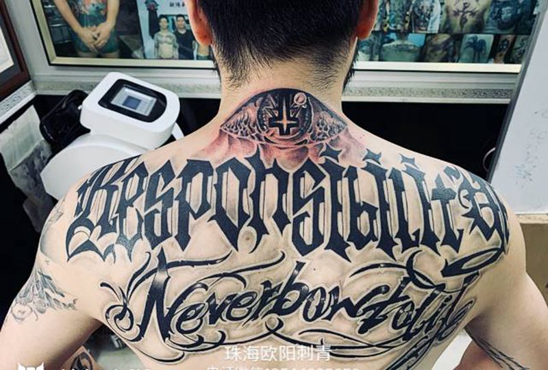 花体字纹身图片_背部纹身图案