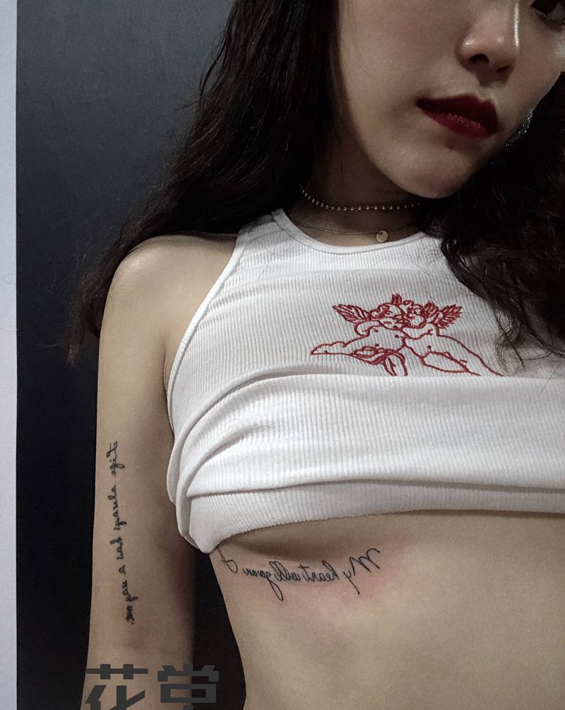 胸下英文纹身图片_胸部花体字纹身图案