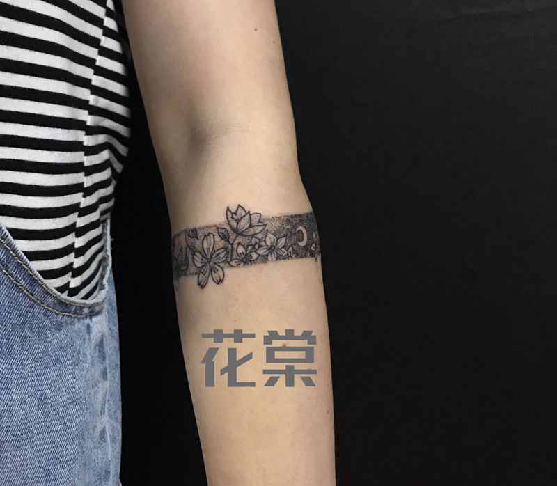 臂环纹身图片_手臂几何点刺纹身图案