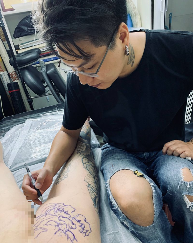 半体纹身图片_脚部臀部纹身图案