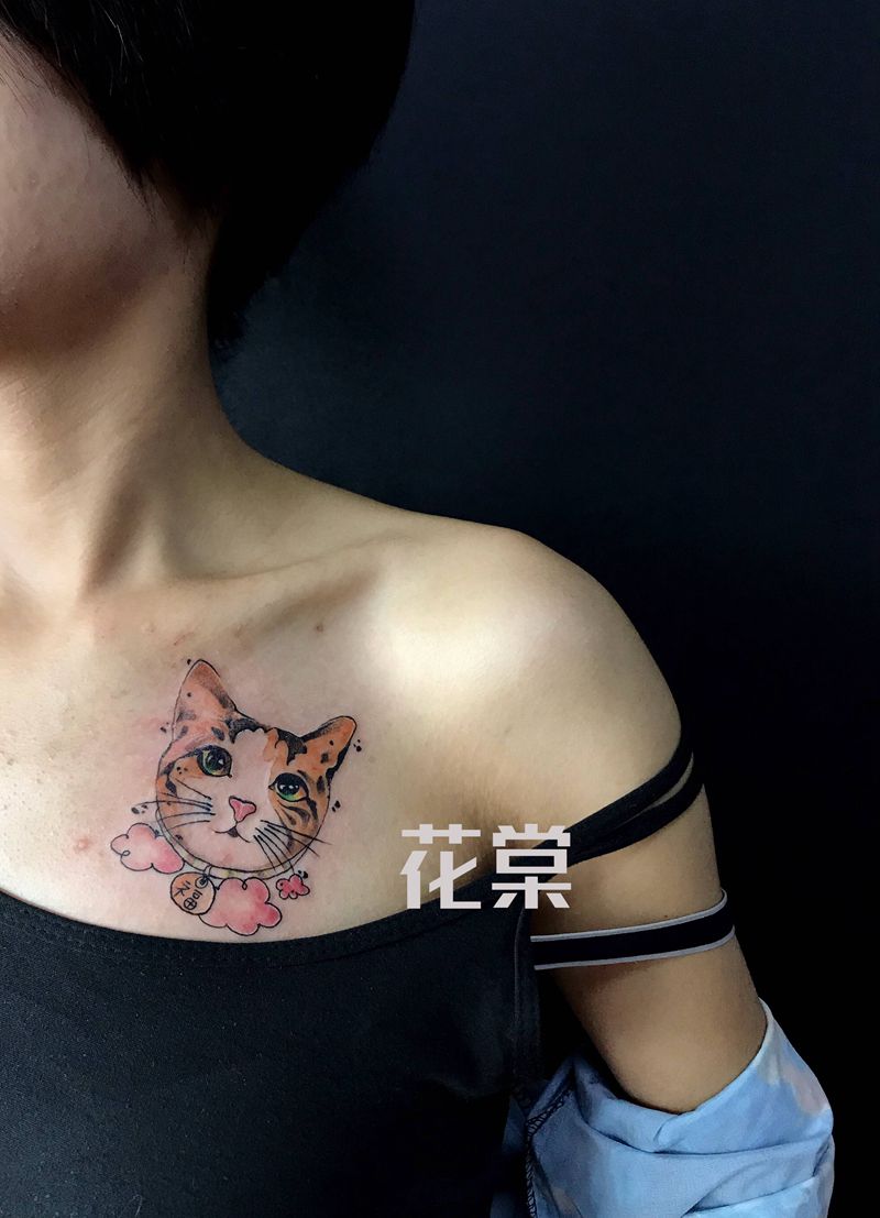 小猫咪纹身图片_胸部水彩纹身图案