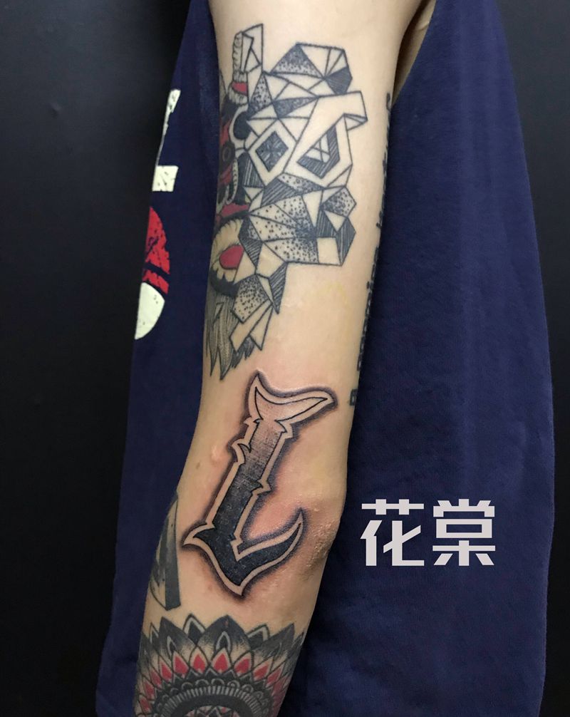 花体字母纹身图片_手臂花体字纹身图案
