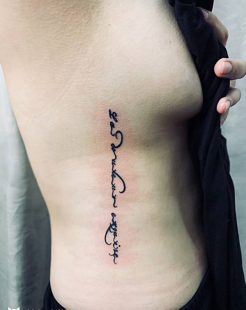 胸侧字母纹身图片_胸部纹身图案