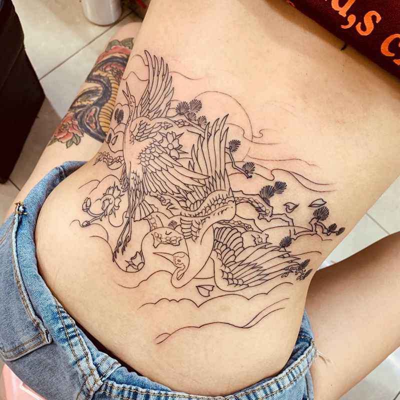 鹤纹身图片_腰部纹身图案
