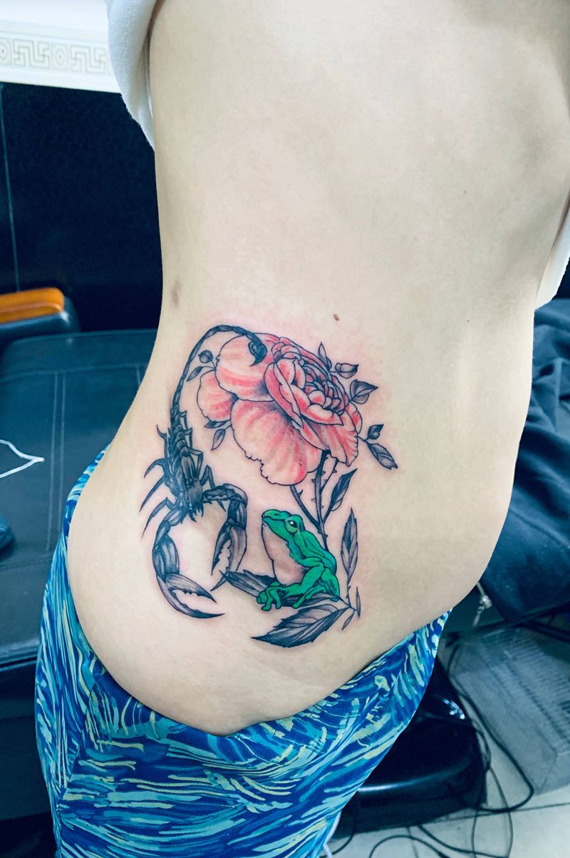 青蛙与蝎子纹身图片_腹部纹身图案