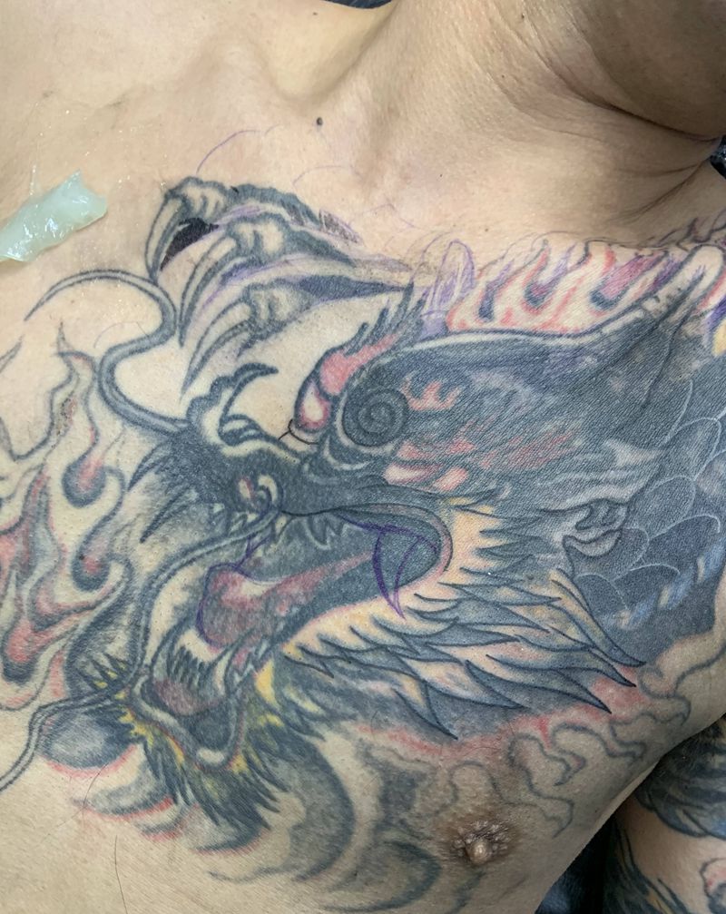 过肩龙修改纹身图片_肩部胸部纹身图案